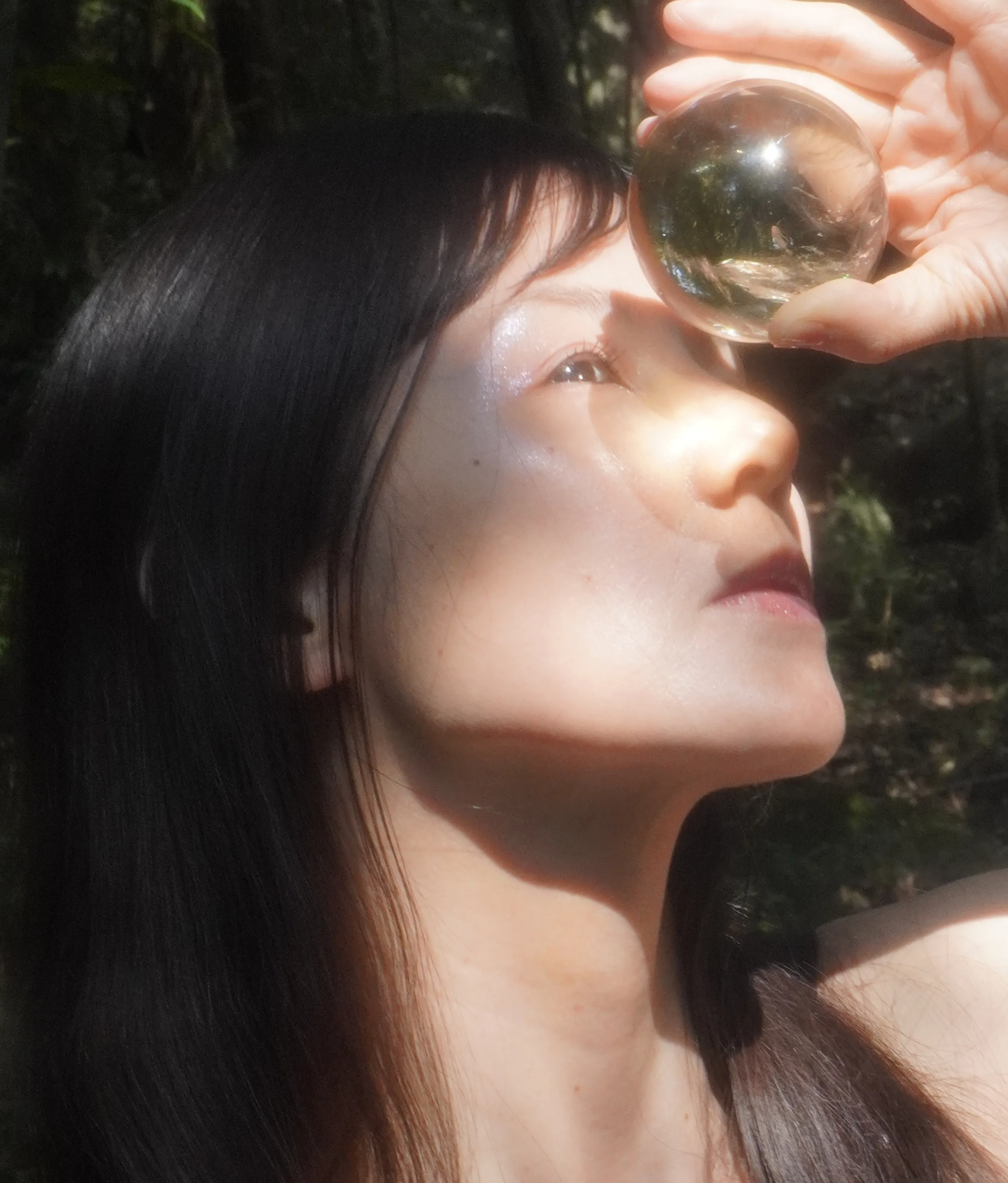 光の中で呼吸する女性